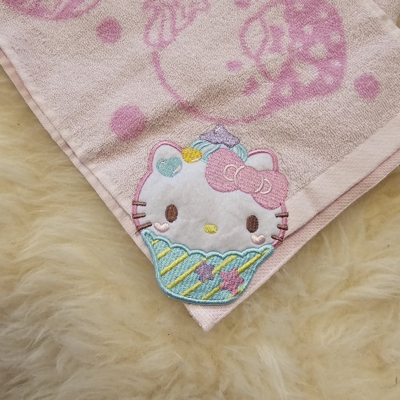 SANRIO Hello Kitty Cupcake Collection Long Face/Hand Towel - Picture 4 of 4